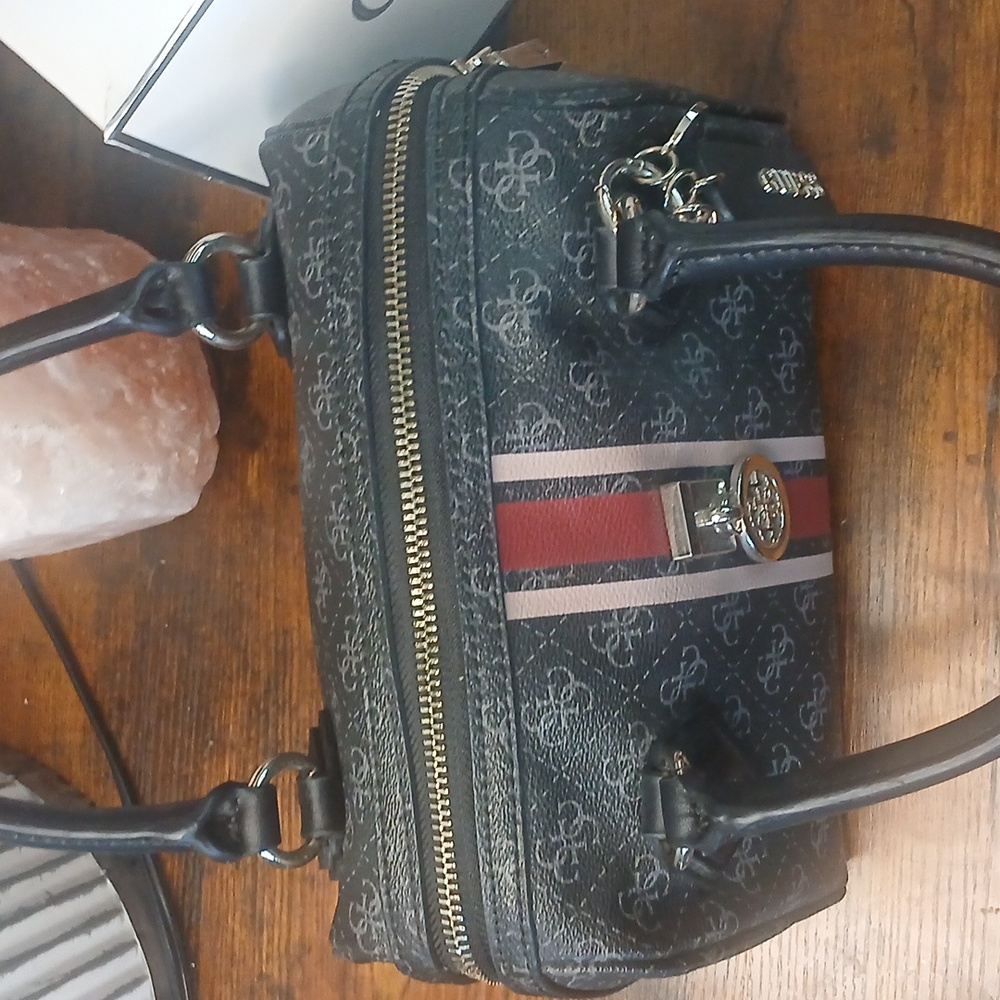 New Wo Tags GUESS Black and Red Women's Handbag - Picture 9 of 15